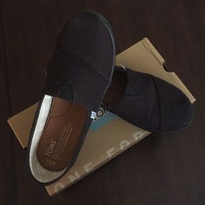 NWT Toms Classic Slipons Women’s 5.5-6 or Kids 3.5